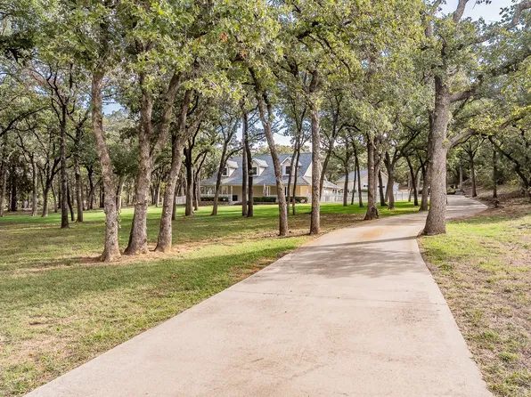 901 Pioneer Cir W, Argyle, TX 76226