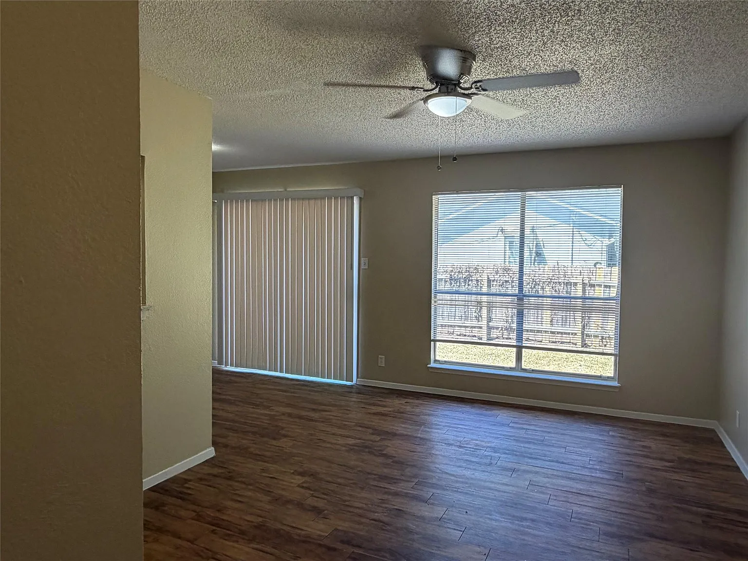 3 bed, 2.0 bath, 965 sqft, $1,595 — Photo 3