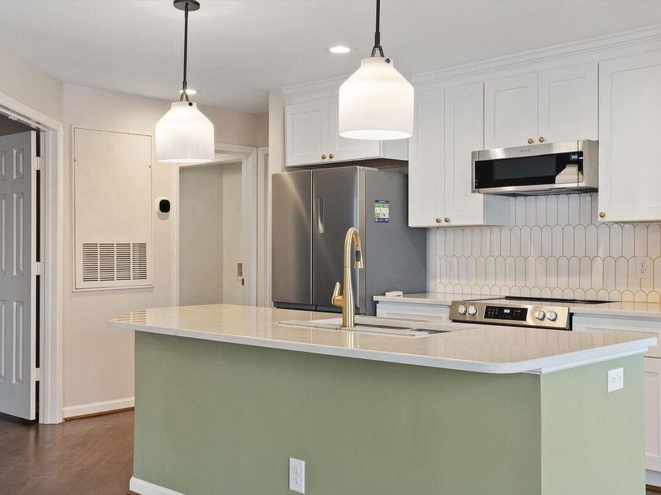 1st image of 924 New Kent Pl