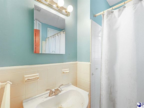 15th image of 619 Saluda Dr