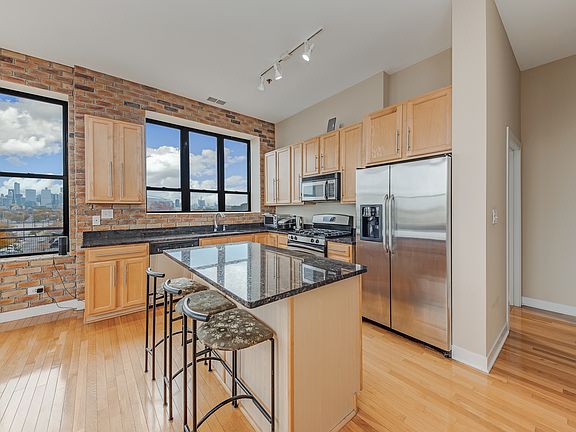 4th image of 1 S Leavitt St Unit 404