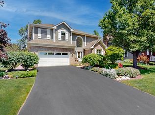 18 Park Place Cir, Hawthorn Woods, IL 60047
