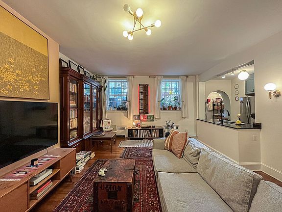 4th image of 222 Henry St