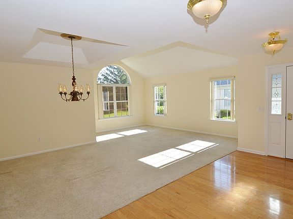 2nd image of 2471 Woodbine Ln