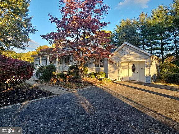 3rd image of 262 W Park Dr