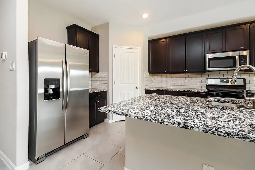 4 bed, 2.0 bath, 1833 sqft, $2,125 — Photo 4