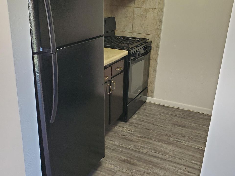 2nd image of 5147 Overland Dr APT B
