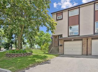 1221 Dundix Rd #37, Mississauga, ON L4Y 3Y9