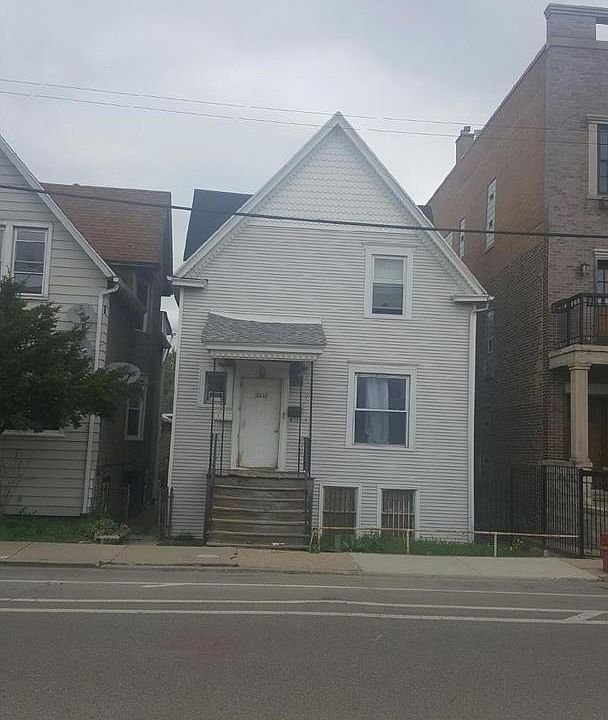 2nd image of 3033 N Clybourn Ave