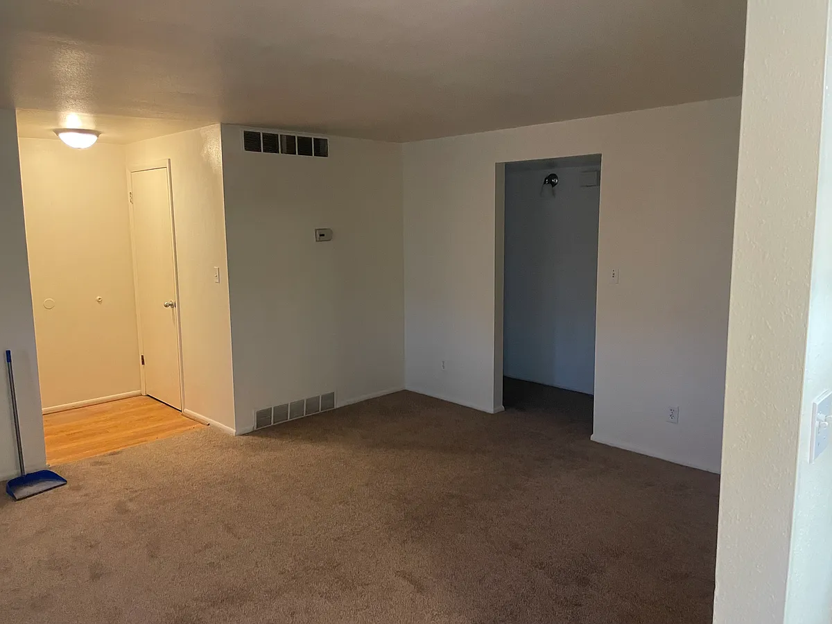 Building Photo - 1637 N Avalon Dr #4