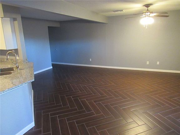 3rd image of 1202-405 Thorpe Ln