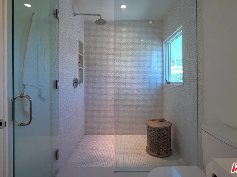 2439 Carman Crest Dr — Photo 12