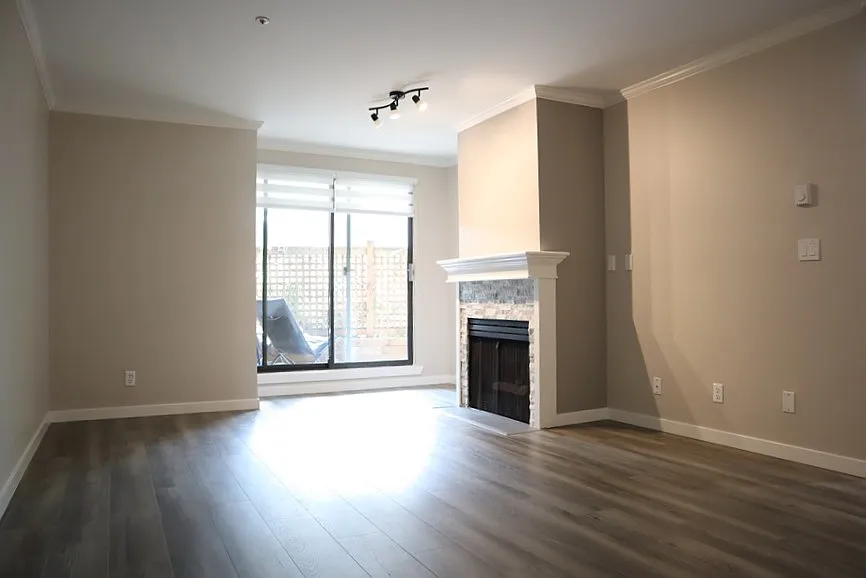 Whyte Ave 2357 — Photo 2