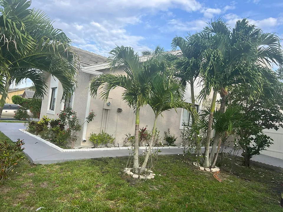 5765 Strawberry Lakes Cir