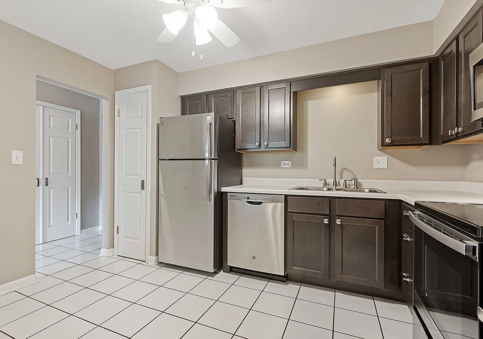 Villa Garden Apartments on Villa Avenue in Villa Park — Photo 3