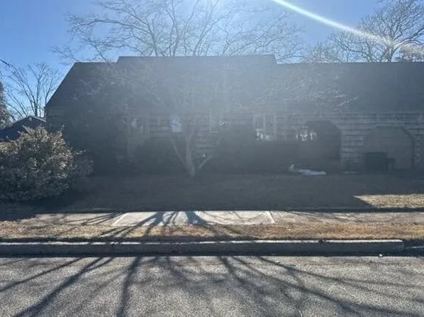 8 Hillside Ave, Blue Point, NY 11715