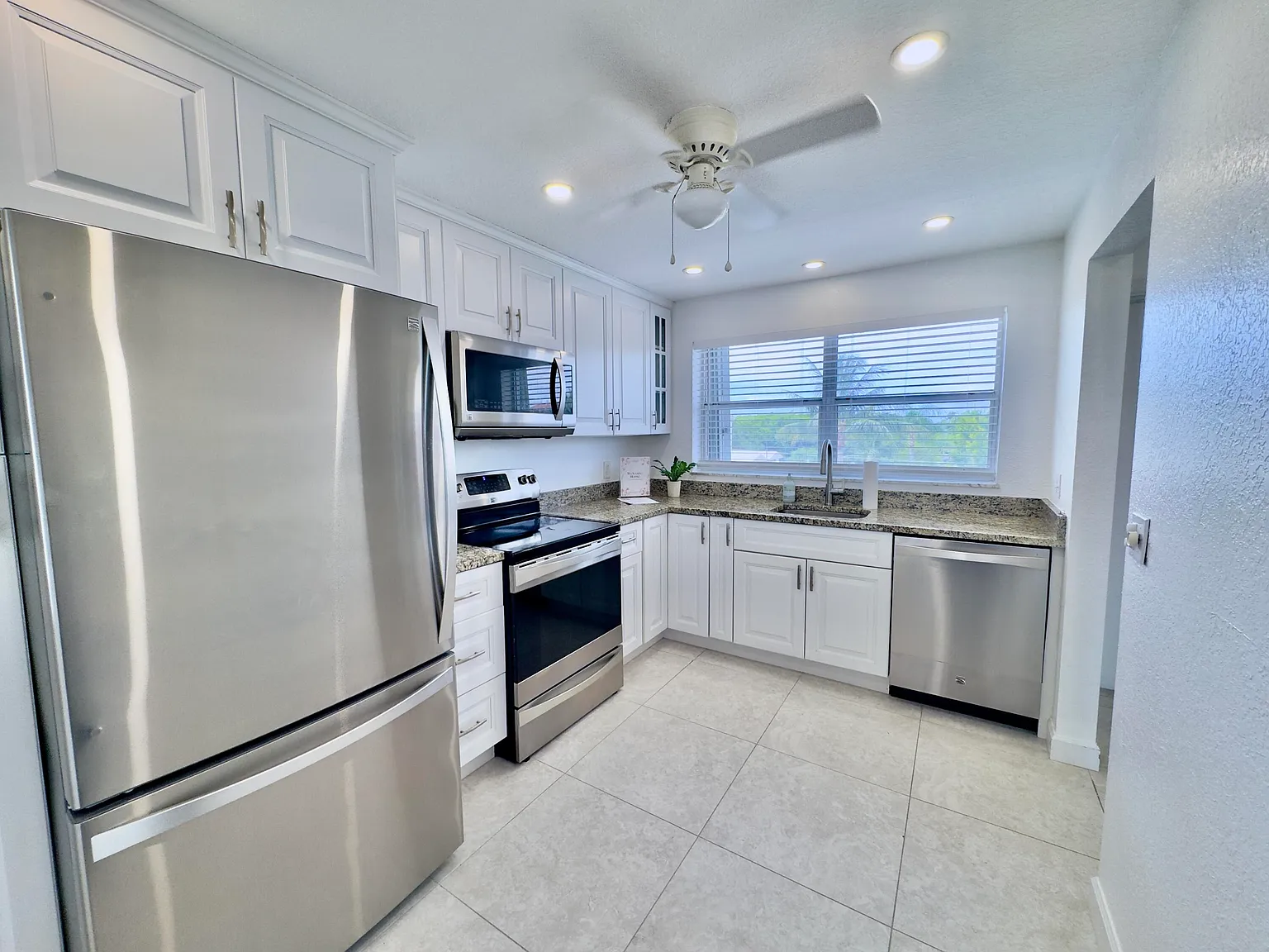 2 bed, 2.0 bath, 963 sqft, $2,300 — Photo 2