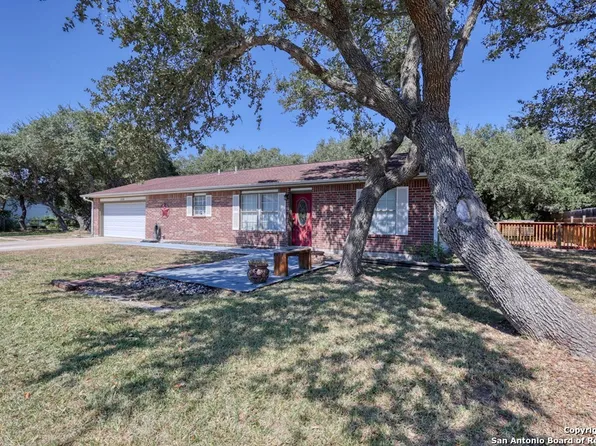 108 Wayside Ln, Rockport, TX 78382