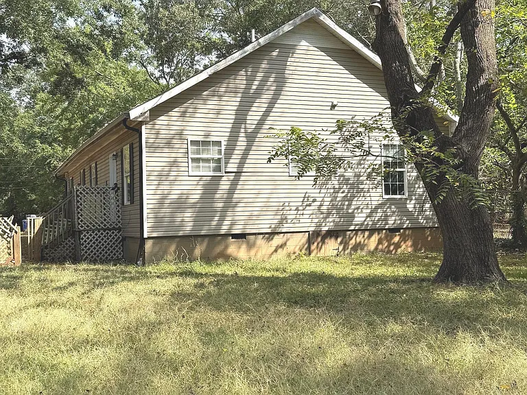 1006 W College St — Photo 17
