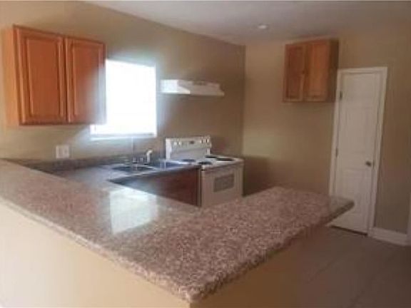 4th image of 7941-43 Devine Ave