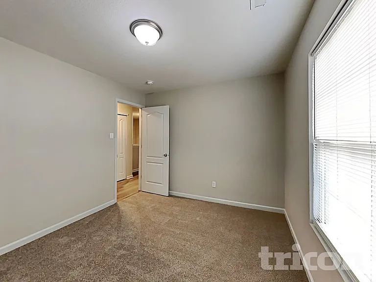285 Aershire Ct — Photo 13