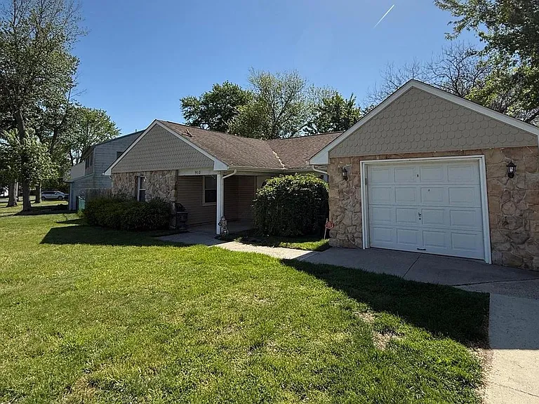 913 Hampton Way — Photo 2