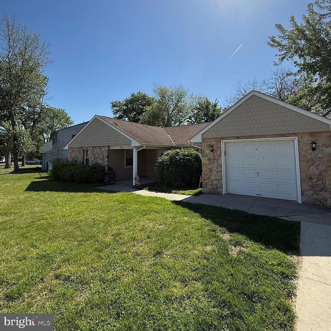 Building Photo - 913 Hampton Way