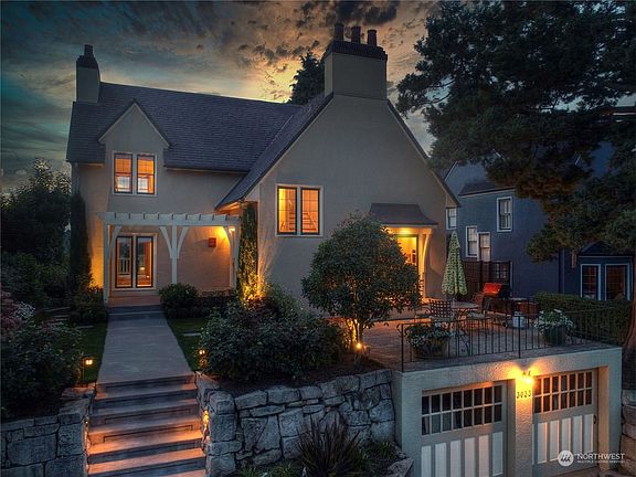 Extensive outdoor lighting>