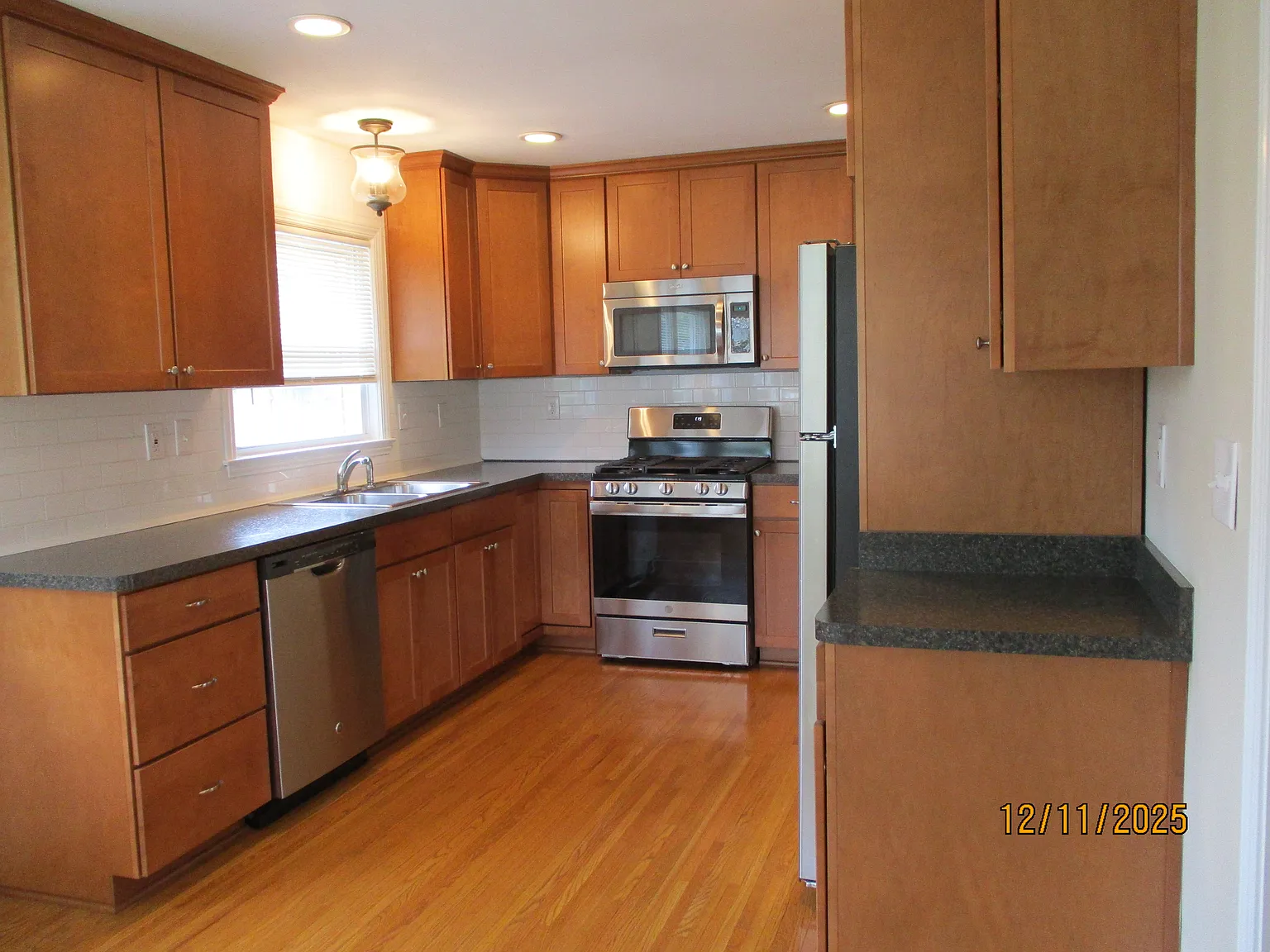 3 bed, 1.5 bath, 1400 sqft, $2,290 — Photo 4