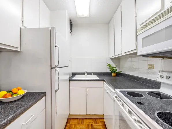 300 East 54th Street 35F image 3 of 9