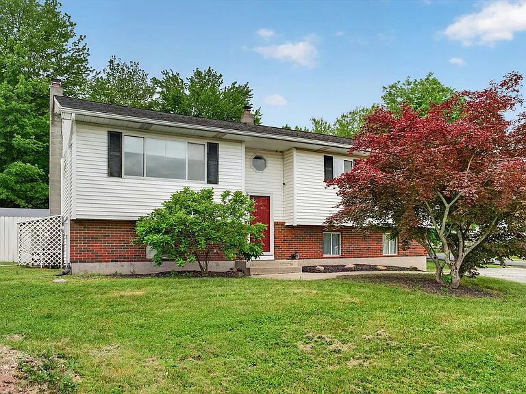 76 Maureen Dr — Photo 1
