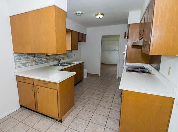 5th image of 19045 Montrose Dr
