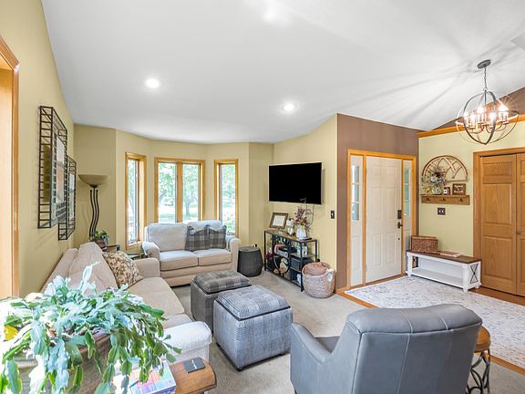 4th image of 19363 E Tri Oak Cir NE
