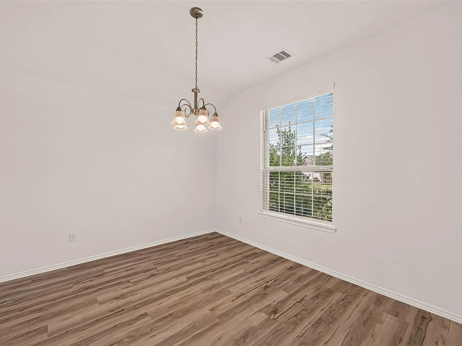 3 bed, 2.0 bath, 1777 sqft, $2,350 — Photo 3
