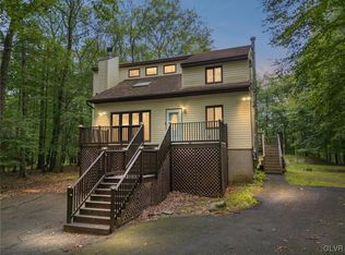 569 Whippoorwill Dr, Bushkill, PA 18324