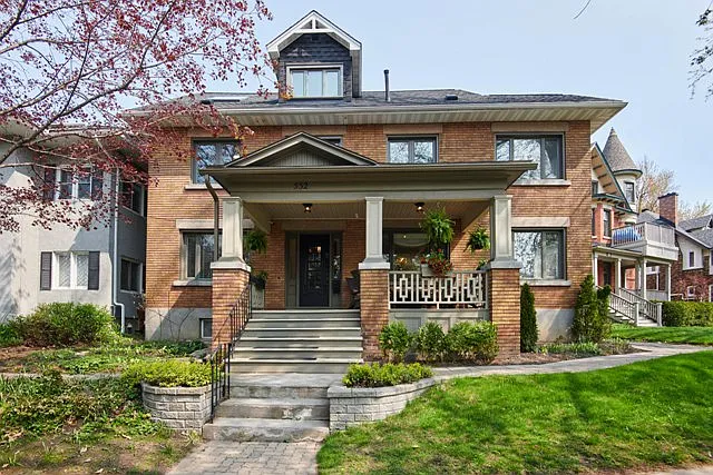 552 Queen Elizabeth Driveway