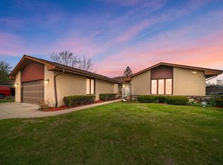 2653 N Bradford Dr, Arlington Heights, IL 60004