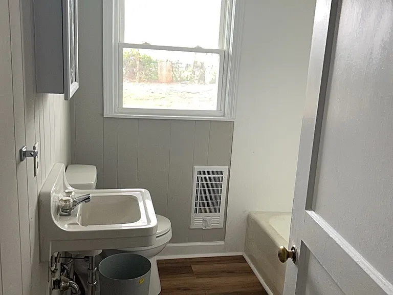 300 E Parkview Dr — Photo 5