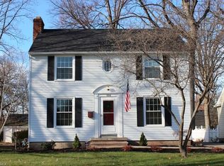 556 Lake Forest Dr, Bay Village, OH