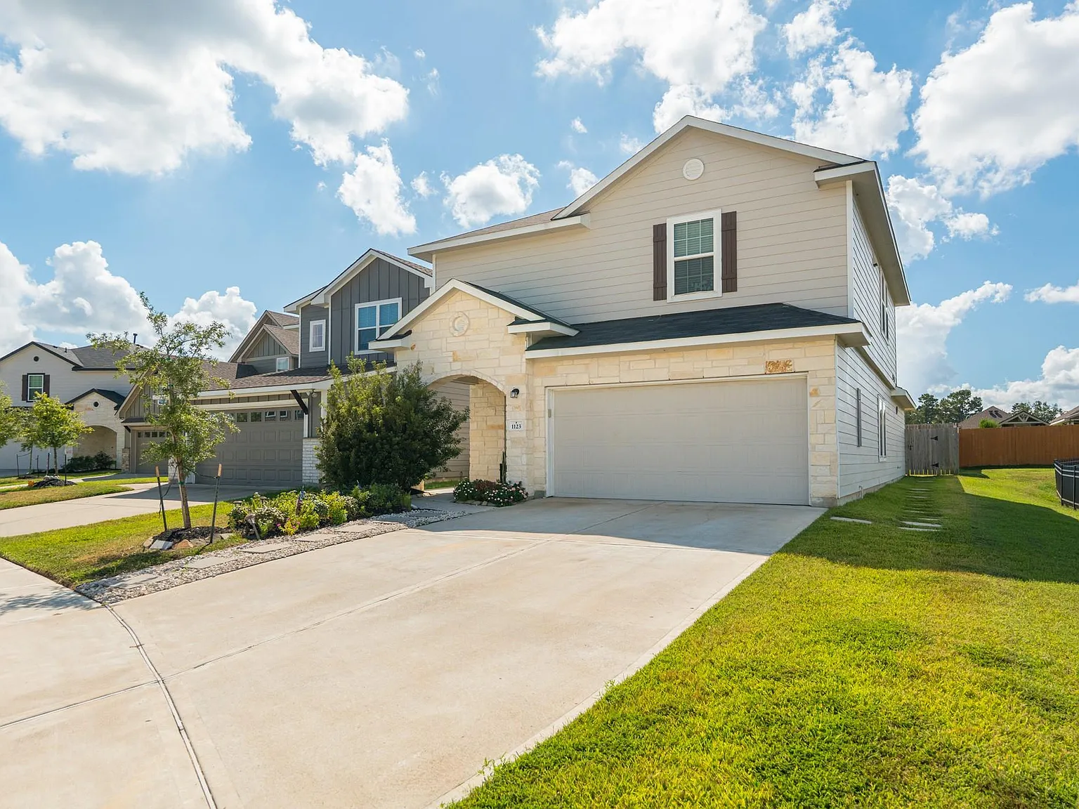 3 bed, 2.5 bath, 2427 sqft, $2,300 — Photo 3