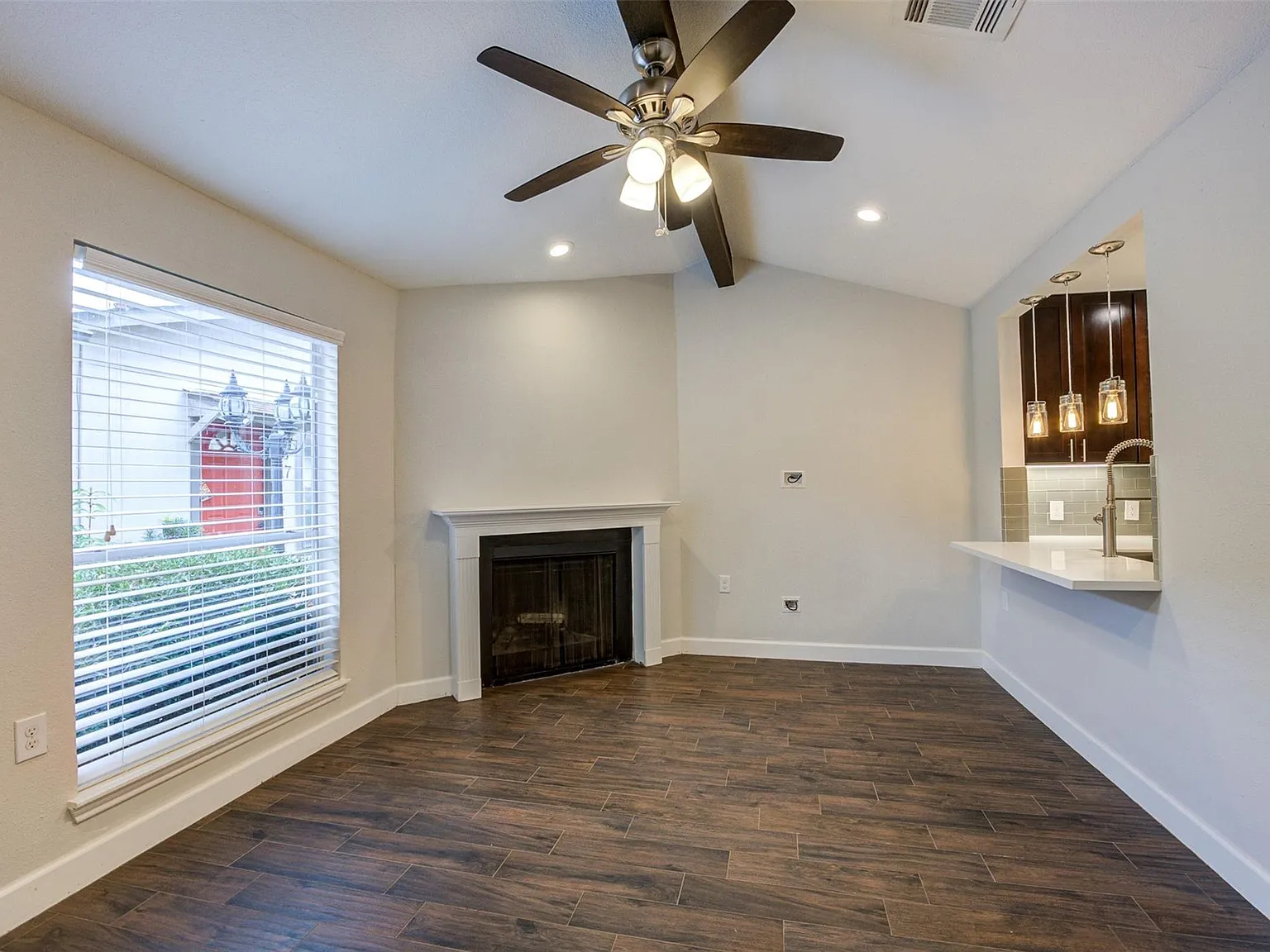 2 bed, 2.0 bath, 980 sqft, $1,695 — Photo 2