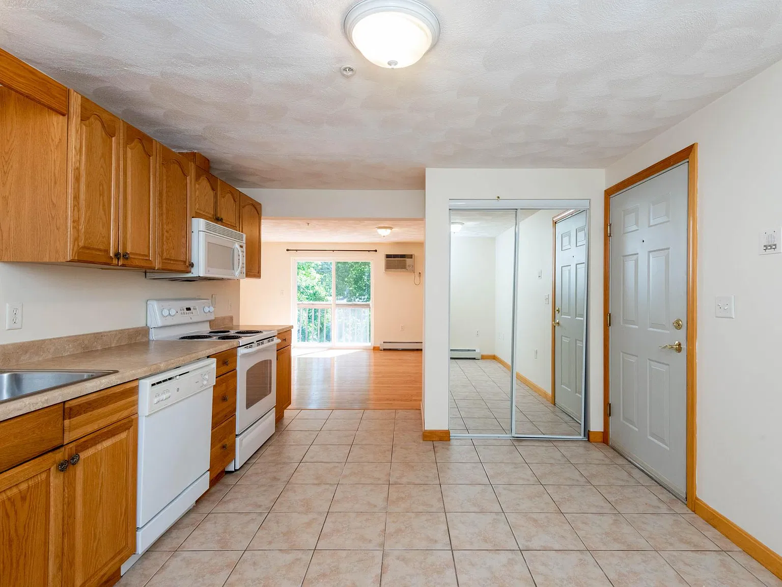 2 bed, 950 sqft, $2,200 — Photo 2