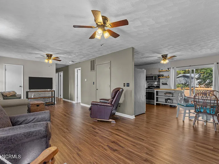 620 E New England Ave — Photo 6