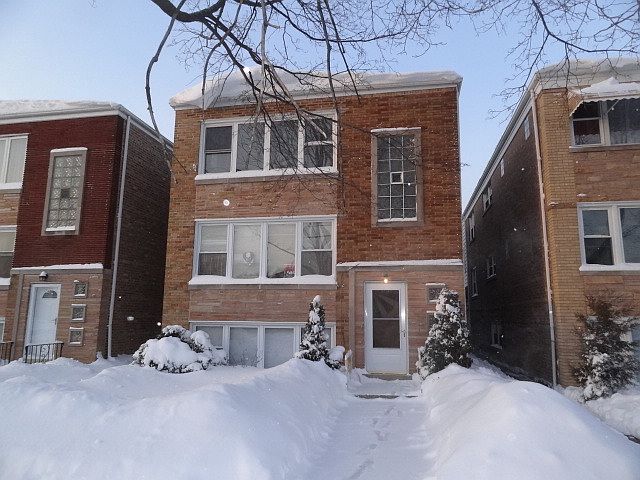 1st image of 5752 W Montrose Ave