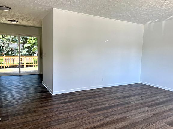 3rd image of 210 Acorn Cir