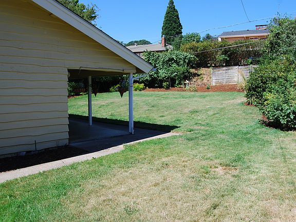 4th image of 620 NW Elizabeth Dr
