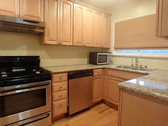 Kitchen with Dishwasher and Microwave Oven
