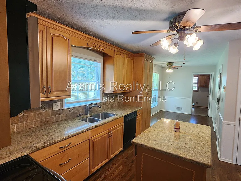 829 Bradford Ct SW — Photo 3