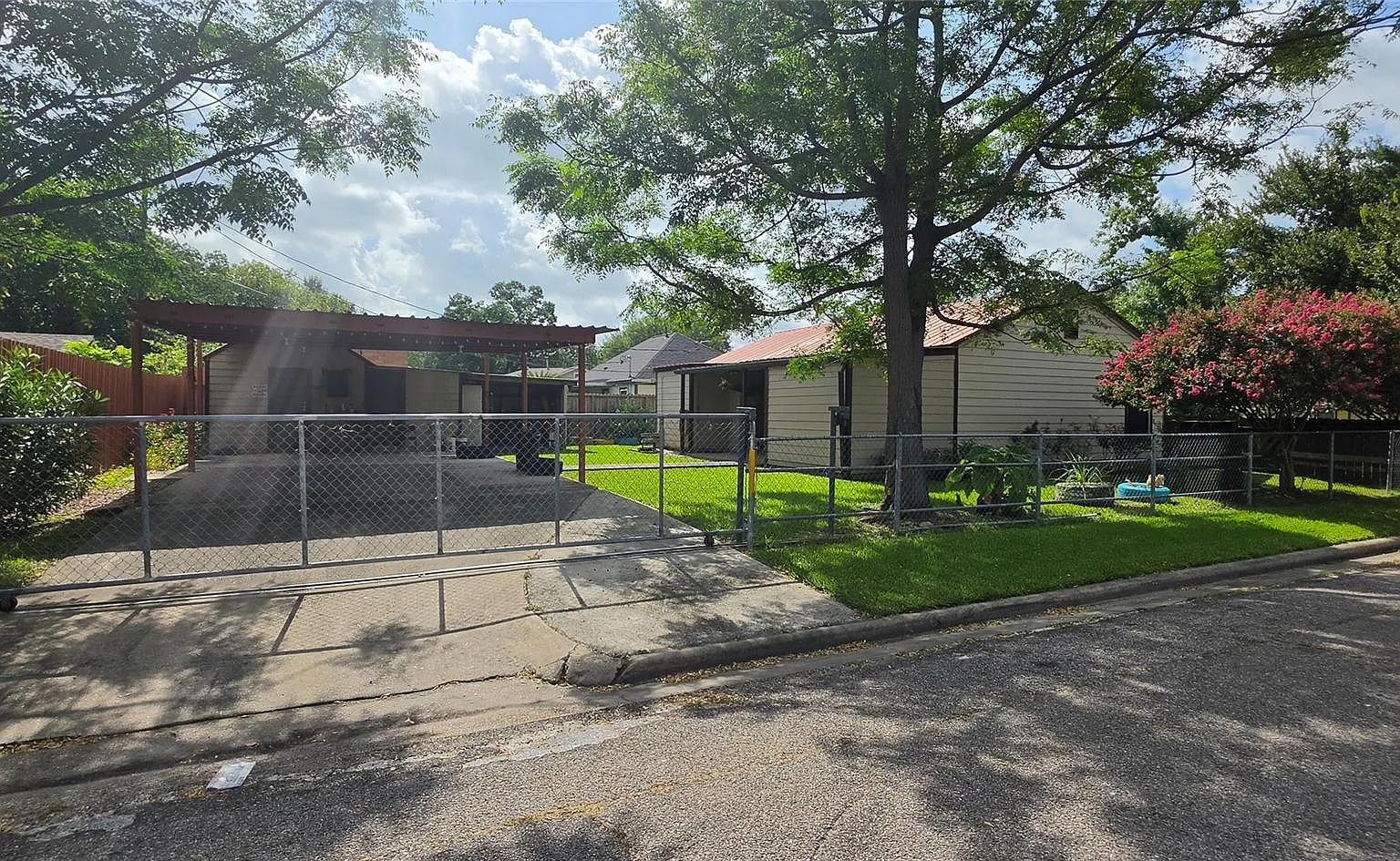 3 bed, 1.0 bath, 1017 sqft, $1,650 — Photo 1
