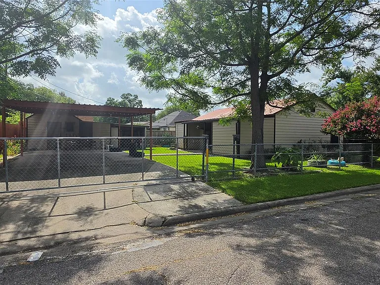 2110 5th St — Photo 1